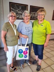 Hauptgewinn vom VdK-Entenrennen übergeben