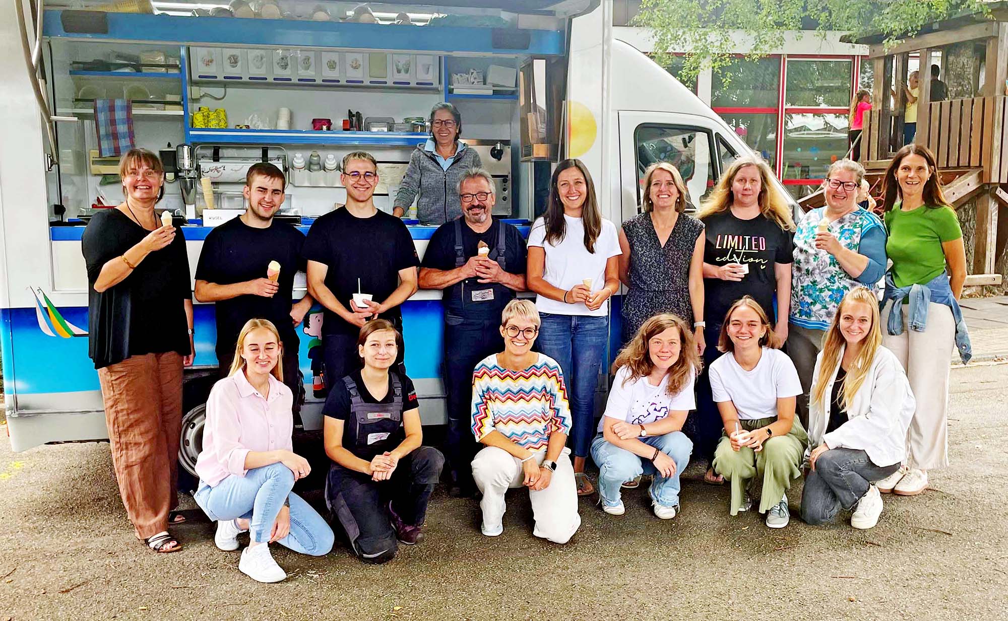 2025-7-25-ZE-UH-Katrin Bolten-Eiswagen an der GS UH-u. Kiga Kleine Wolke-IMG_1911
