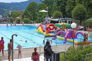2025-7-28-BI-bia-Waldterrassenbad-und-Blick auf Becken_Spielgerät