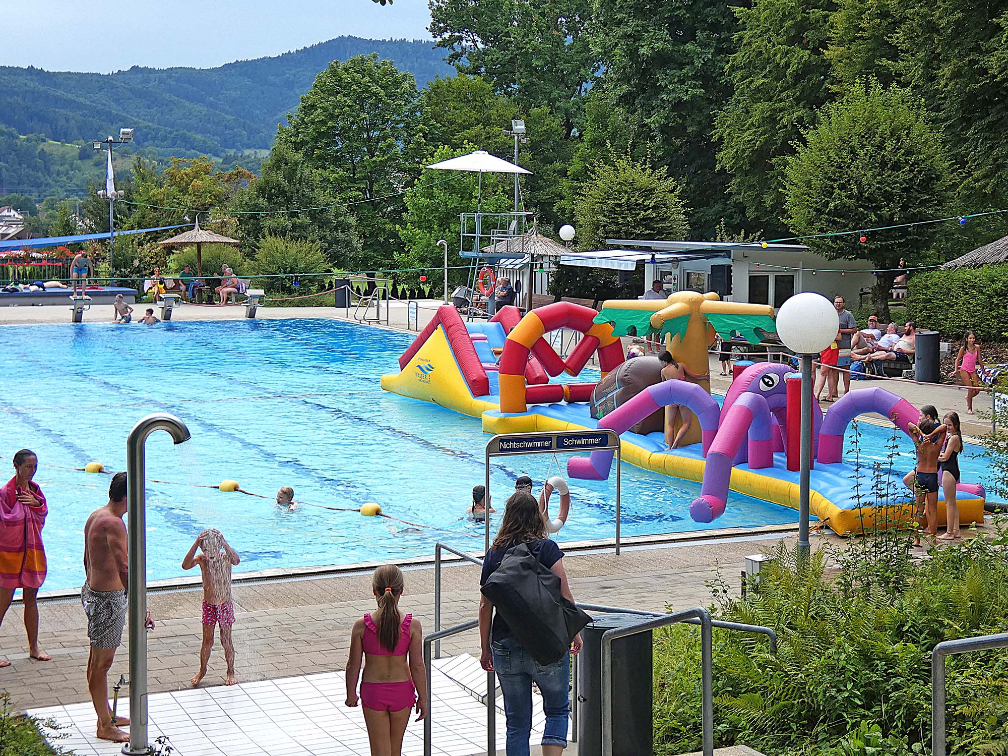 2025-7-28-BI-bia-Waldterrassenbad-und-Blick auf Becken_Spielgerät