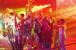 2025-8-11-ZE-UE-Martin Huber-2025 Kilwi-Freitag MH Bläserjugend feiert berauschendes 30jähriges Jubiläum am Kilwi-Freitag mit Mütze Katze