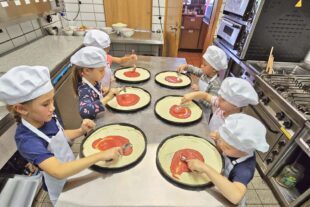 2025-8-15-BI-sp-Biberstarkes Ferienprogramm Pizza-Schlemmen im FVB-Clubheim-Pizza backen Bild 1
