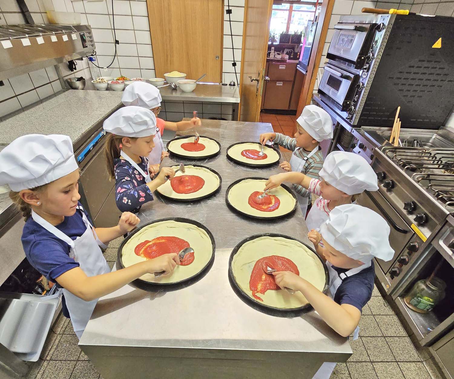 2025-8-15-BI-sp-Biberstarkes Ferienprogramm Pizza-Schlemmen im FVB-Clubheim-Pizza backen Bild 1