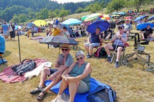 2025-8-18-BI-PB-bia-Highland-Games-und-Regen- als Sonnenschirm