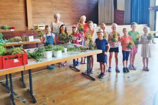 2025-8-18-NO-Angelika Kälble-Kräuterbüschelbinden Kinderferienprogramm_06