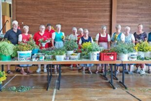 2025-8-18-NO-Angelika Kälble-Trachtengruppe Kräuterbüschelbinden-20250813_135154