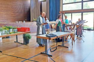 Zwölf verschiedene Kräuter und eine Rose