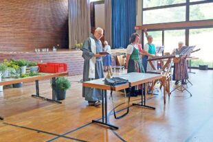 2025-8-18-NO-Angelika Kälble-Trachtengruppe Kräuterbüschelbinden-20250813_163329