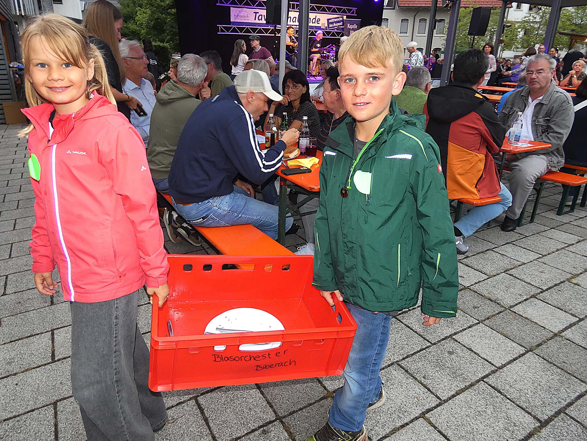 2025-8-22-BI-bia-Tavernenabend-und-Geschirrträger Pia-und-Simon