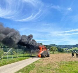 Traktor vollständig ausgebrannt