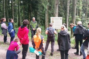 2025-8-6-NO-Joachim Nock-Forst BW-Bergwaldprojekt-Thomas Laifer mit den Teilnehmern am Buchwaldhof