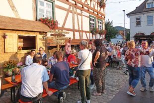 2025-8-8-BI-bia-Tavernenabend-und-Fotowand-und-Tanz vor Kettererhaus