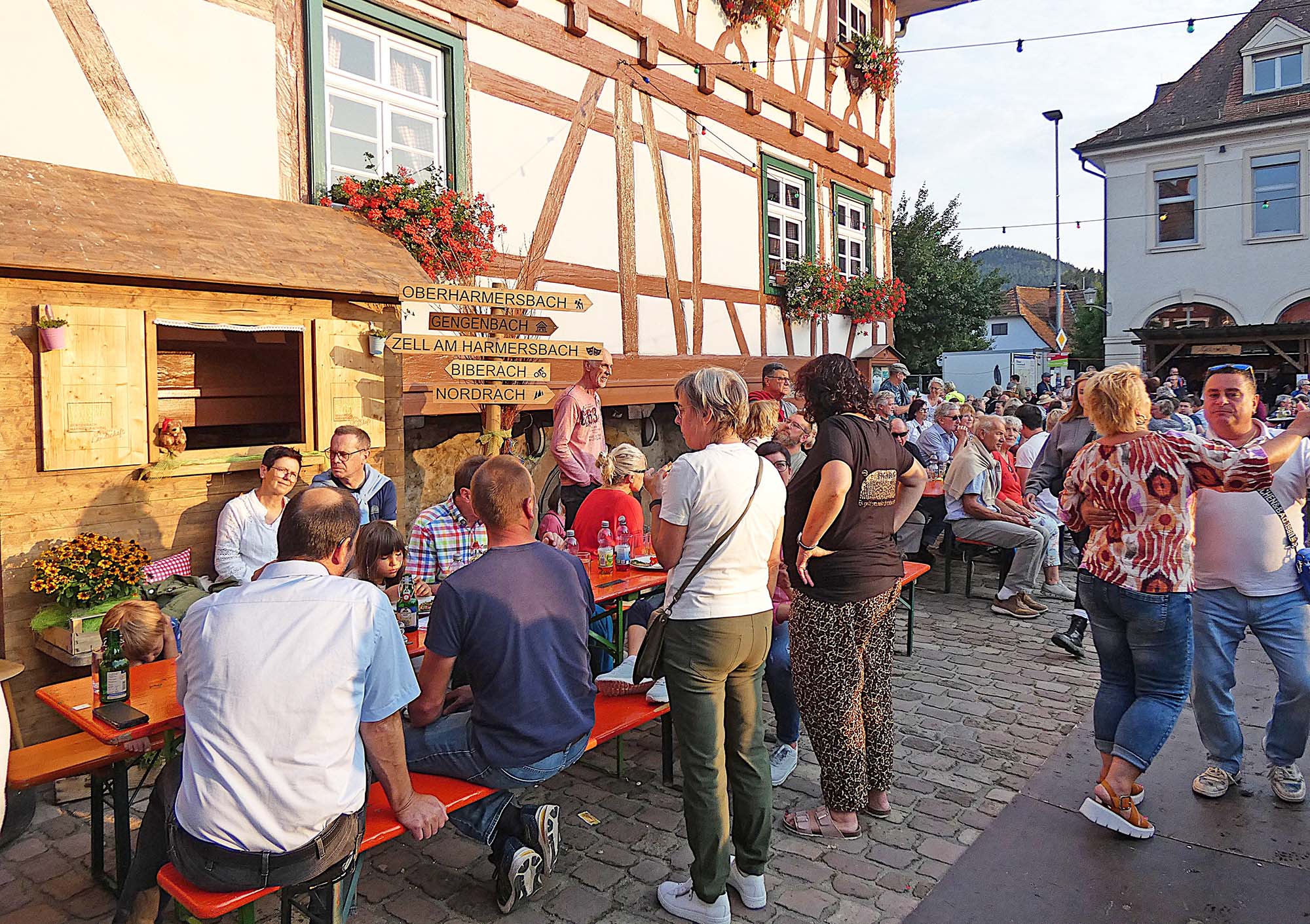 2025-8-8-BI-bia-Tavernenabend-und-Fotowand-und-Tanz vor Kettererhaus