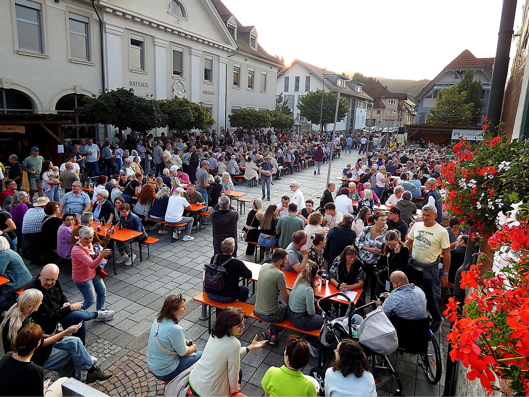 2025-8-8-BI-bia-Tavernenabend-und-Platz von Treppe