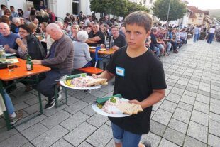 2025-8-8-BI-bia-Tavernenabend-und-junger Träger_eifrig, hoch konzentriert