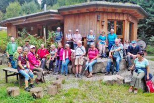 2025-9-1-ZE-UH-Reinhard Heizmann-WuF Senioren-Die Wandergruppe bei Waldkindergarten