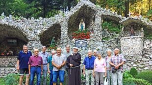 Gebetsgruppe Kinzigtal betete an der „Lourdesgrotte“ in Zuwald