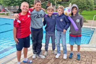 2025-9-15-OH-Tourist-Info-Freibad-Saisonende-Die Jugend verabschiedet sich ebenfalls von Schwimmnudel & Wasser_sowie vo...ewiese