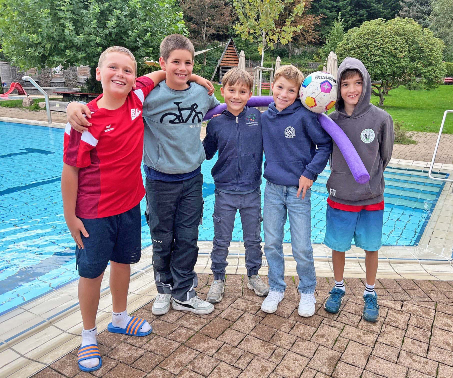 2025-9-15-OH-Tourist-Info-Freibad-Saisonende-Die Jugend verabschiedet sich ebenfalls von Schwimmnudel & Wasser_sowie vo...ewiese