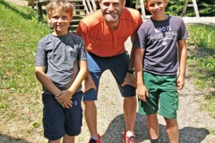 2025-9-15-OH-Tourist-Info-Tobias Ohmann ist im September wieder in Oberharmersbach zu Gast_Autogramm...er mit