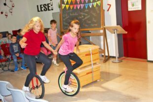 2025-9-24-OH-Schule-Einschulung 2025 Brandenkopf-Schule-Links- Nele Pohlmann und rechts Emma Kempf auf dem Einrad