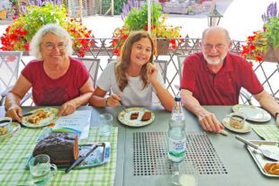 2025-9-26-BI-PB-Sandra Armbruster- Gästeehrung Schülehof Ehrung 08.2025 Familie Tillmanns