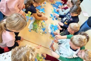 2025-9-29-BI- Andrea Fix-Kinderkirche Weltkarte IMG-20250914-WA0060