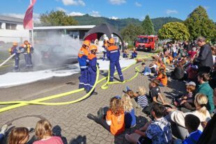 2025-9-29-BI-bia-Brandschutztag-und-B viel Publikum Löschung Auto