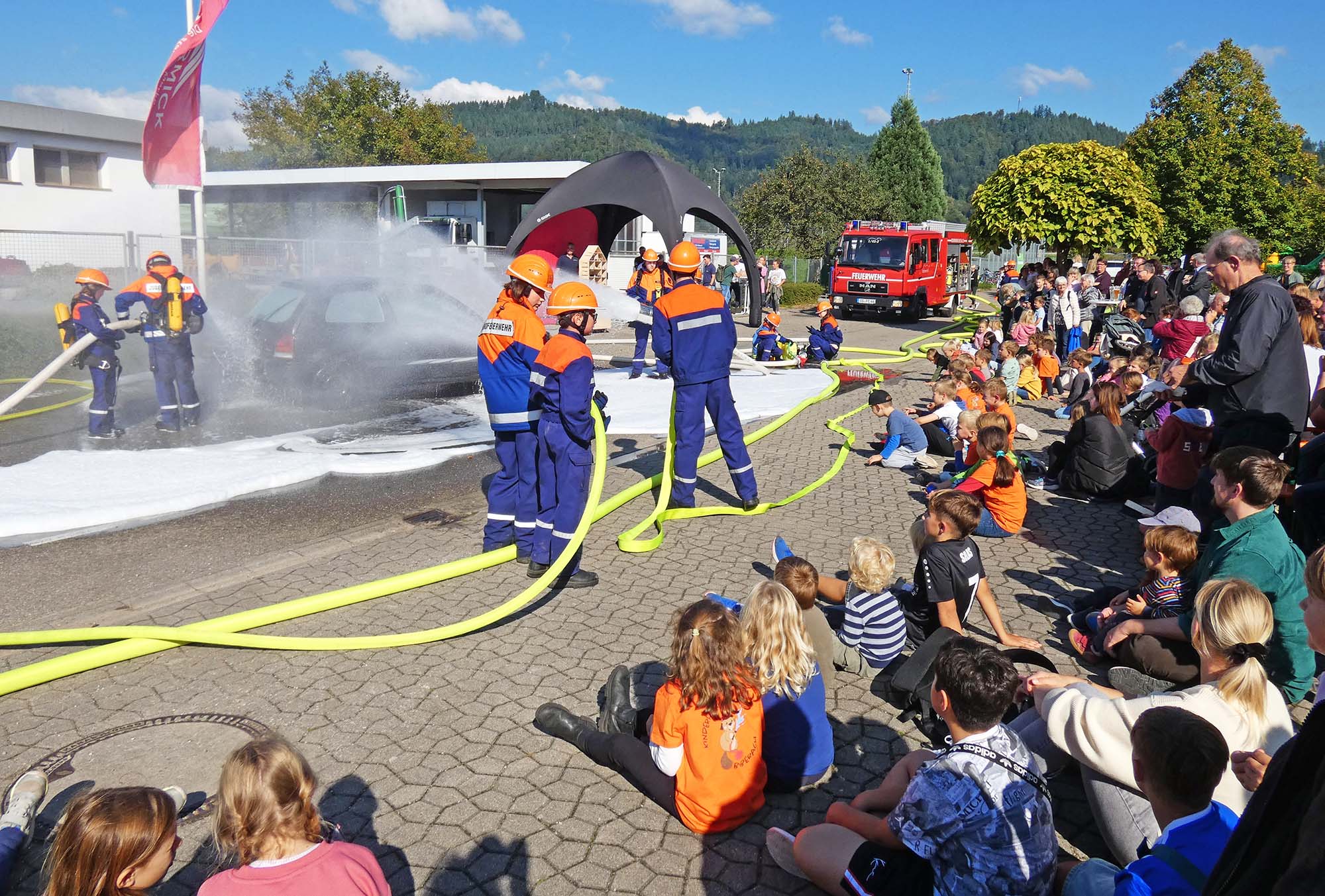 2025-9-29-BI-bia-Brandschutztag-und-B viel Publikum Löschung Auto