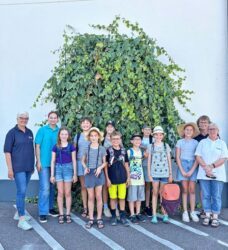 Schnitzeljagd mit dem Jugendrotkreuz quer durch den Ort