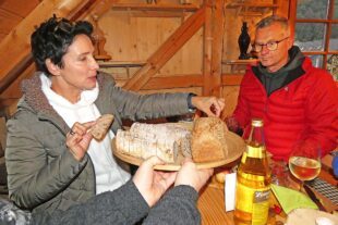 2025-9-29-OH-bia-Käseabend-und-Brot herumreichen 1