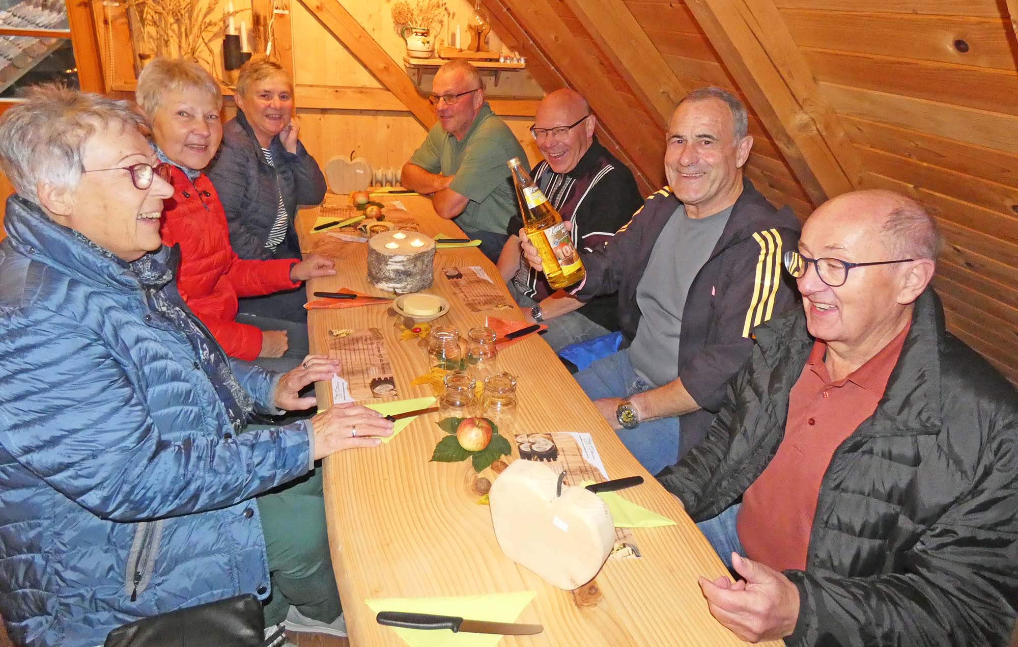 2025-9-29-OH-bia-Käseabend-und-Gruppe erwartungsfroh