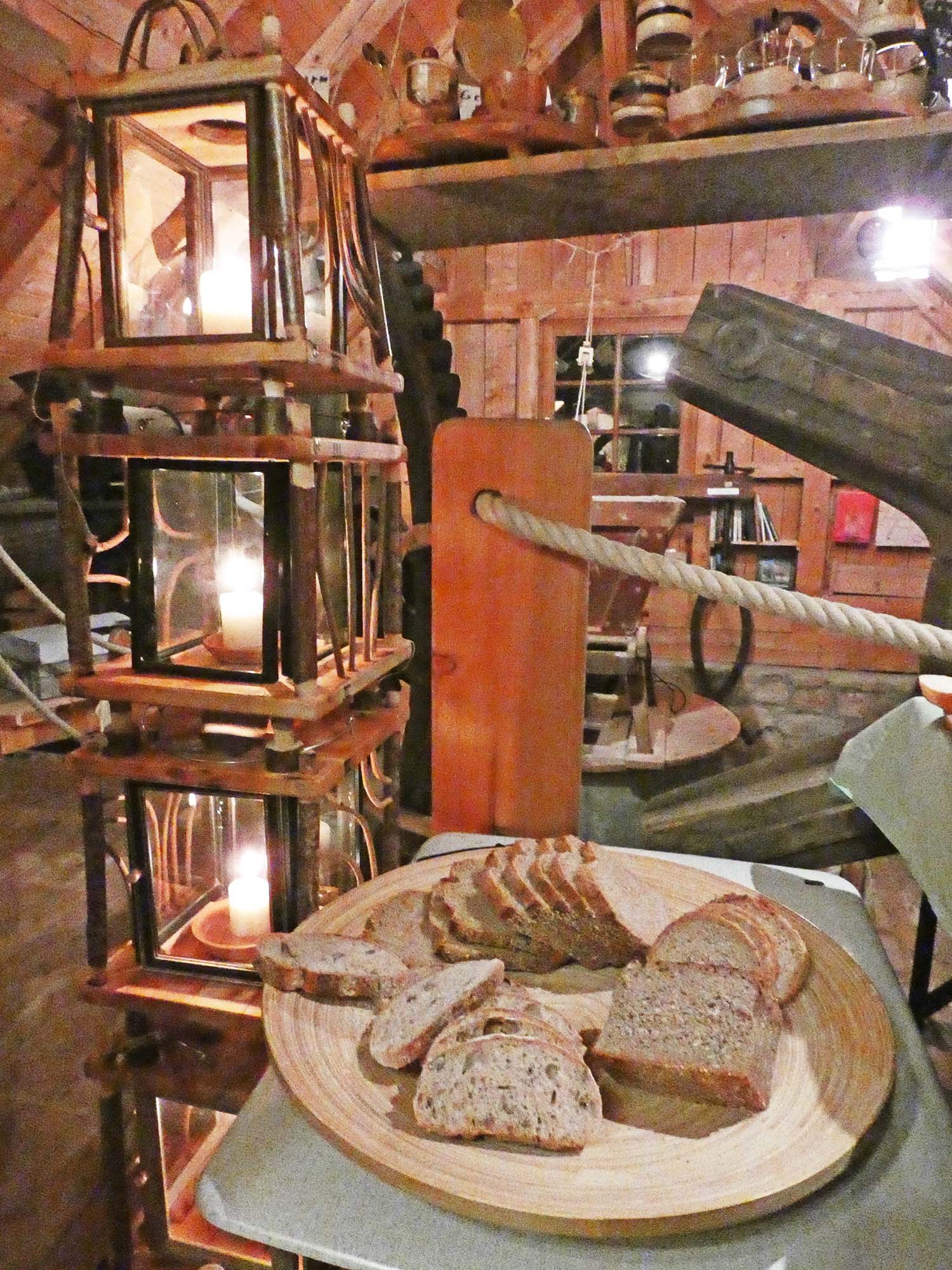 2025-9-29-OH-bia-Käseabend-und-alte Brotsorten-und-Laternenlicht