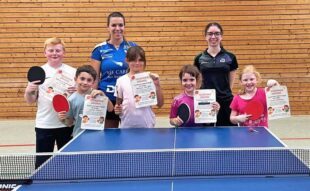 Kinder haben Spaß an der Platte