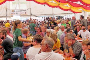 2025-9-8-OH-bia-Kilwi-und-Bedienungen flitzen im Festzelt