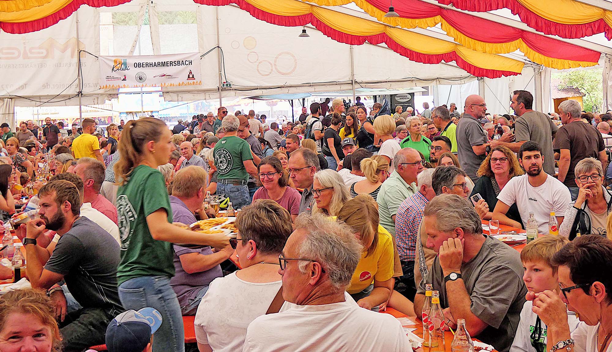 2025-9-8-OH-bia-Kilwi-und-Bedienungen flitzen im Festzelt