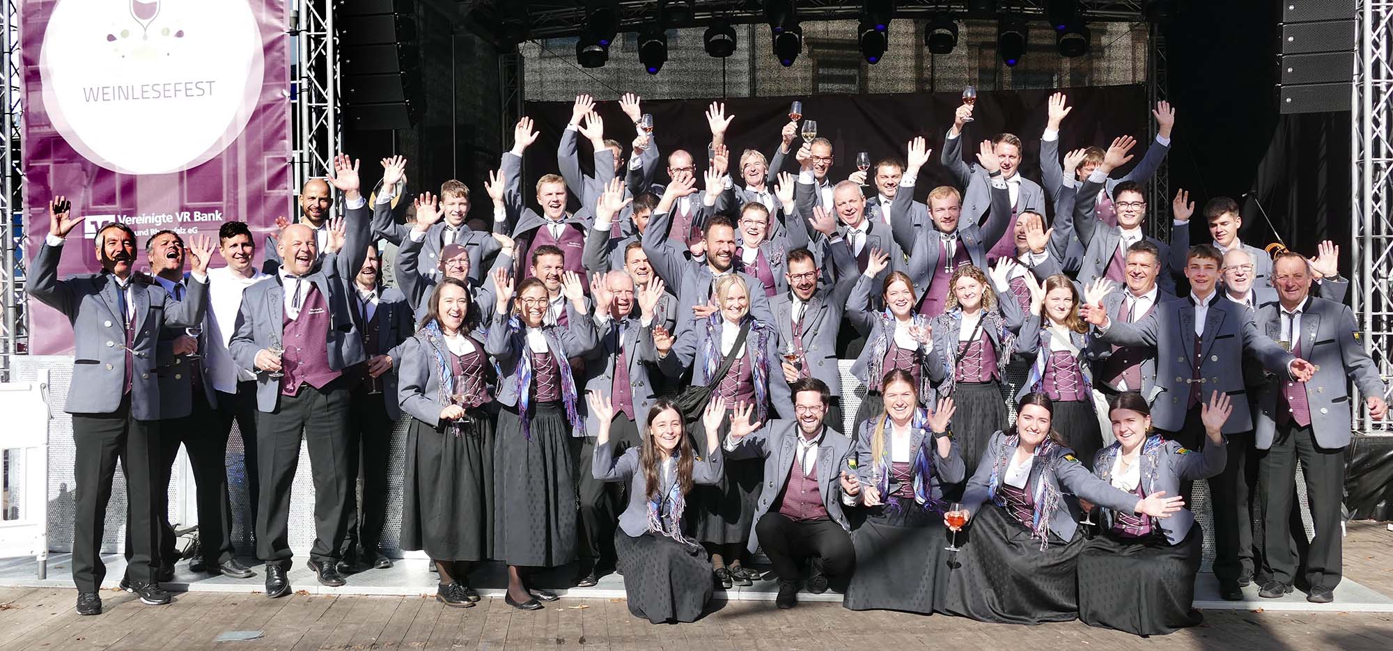 2025-10-10-ZE-UE-mh-Musikverein-Musikverein verbreitet Open Air Stimmung in Neustadt an der Weinstraße