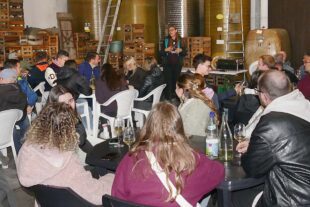 2025-10-10-ZE-UE-mh-Musikverein-Nach der Weinprobe im Weingut Spies mit Weinprinzessin Julia gabs Pfälzer Spiesbraten