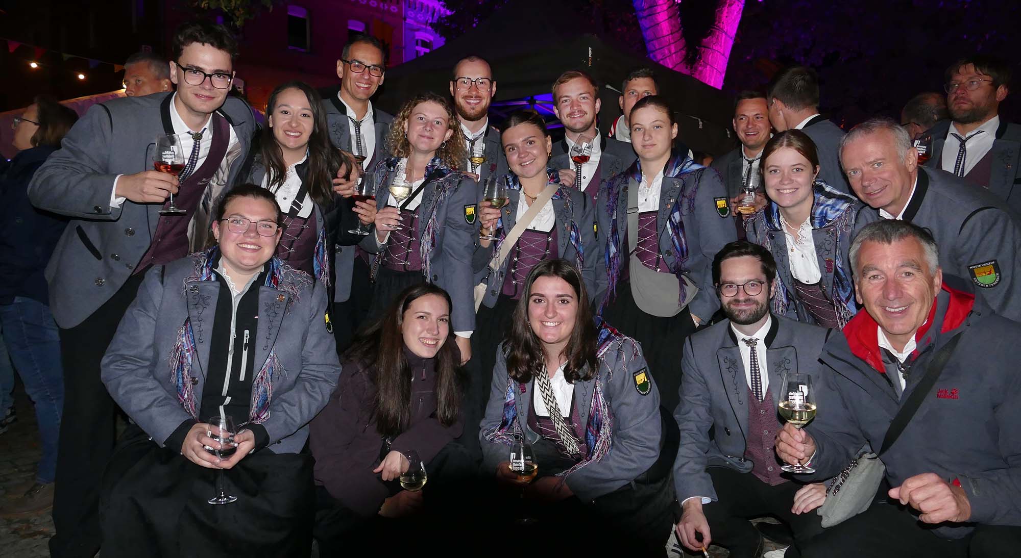 2025-10-10-ZE-UE-mh-Musikverein-und nach dem Konzert eine tolle Stimmung beim Mittelrhein Weinfest in Boppard
