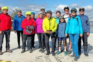 2025-10-2-ZE-UH-ibr- WuF Radtour Auf der Brücke der zwei Ufer