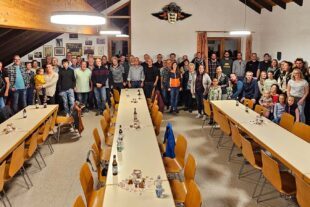 2025-10-20-NO-Oliver Vollmer-Helferfest Schwimmbad-Gruppenbild Helfer