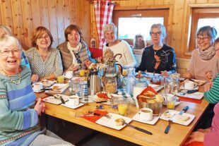 2025-10-24-NO-Gemeinde-Gäste Moospfaff Frühstück.jpg