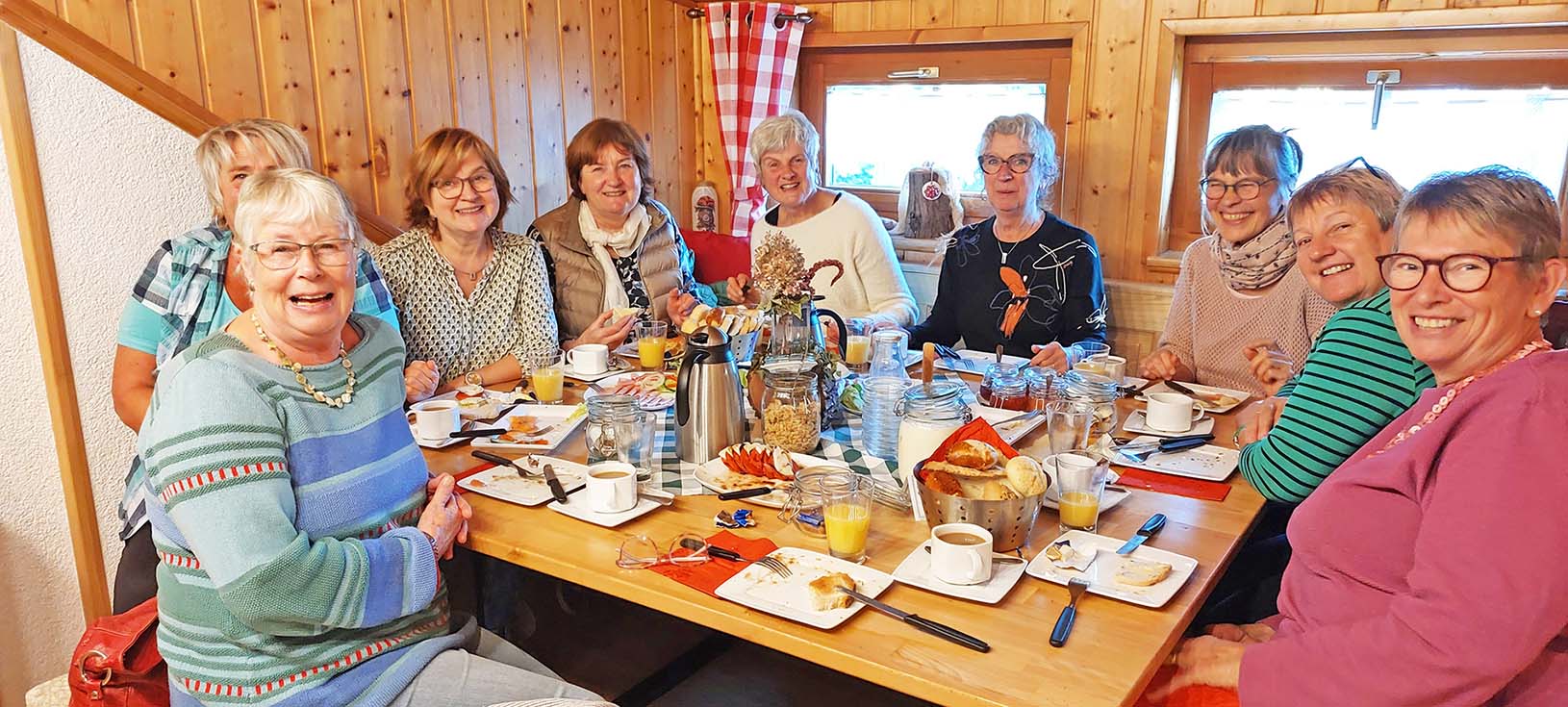 2025-10-24-NO-Gemeinde-Gäste Moospfaff Frühstück.jpg