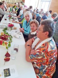 Senioren feiern stimmungsvoll den Herbst