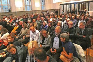 2025-10-27-GB-bia- Eis gegen Heiss Serrer-und-SP Publikum