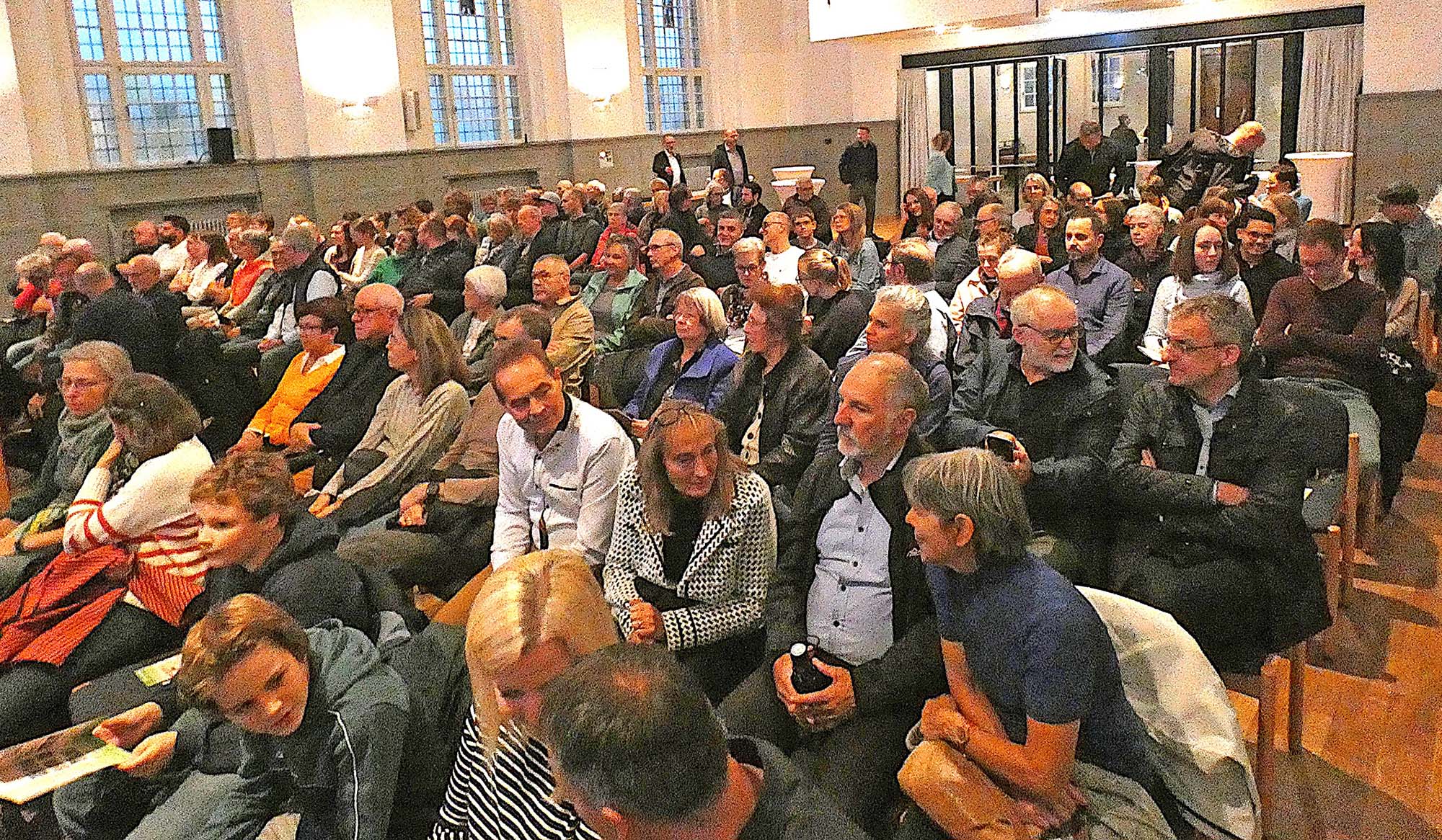 2025-10-27-GB-bia- Eis gegen Heiss Serrer-und-SP Publikum