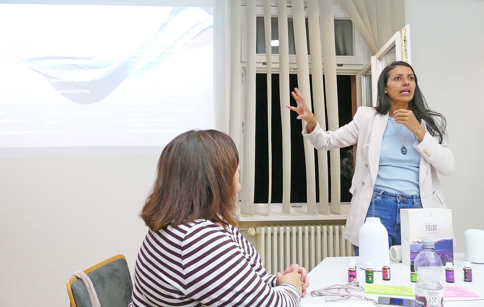 2025-10-27-ZE-UE-Andrea Huber- Landfrauen ätherische Öle Kleidimar Ferreira gibt Einblicke in die WElt der Öle