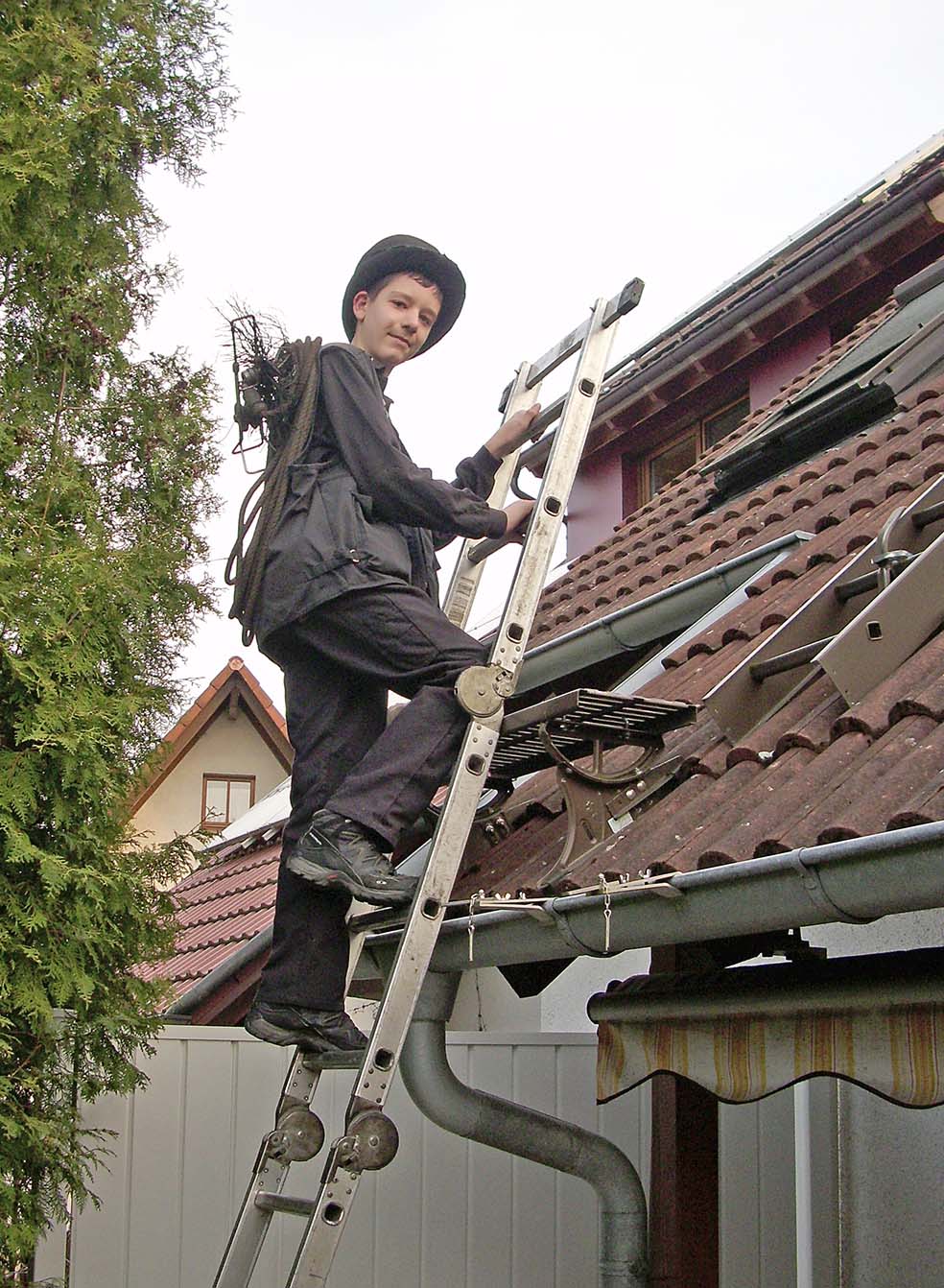 2025-10-28-ZE-UH- sp- Jannik Striegel Schornsteinfeger Bestmeister Praktikum bei Harald