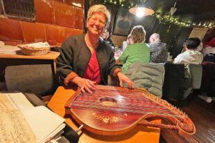 2025-10-30-NO-Touristen Info- Moospfaffabend Mühlstein-Agnes Serrer an der Zither