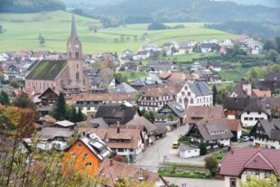 Duell ums Rathaus: Zwei Kandidaten über Bildung, Energie und Dorfleben